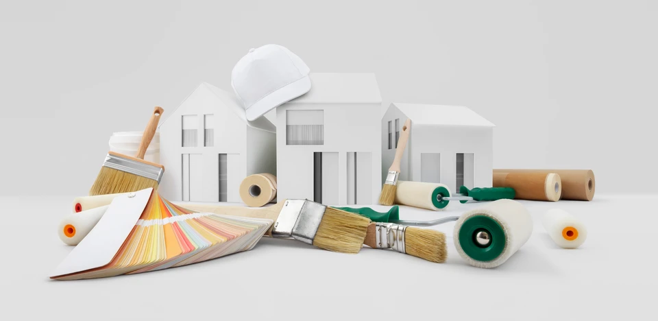 Scène d'atelier de rénovation avec maisons miniatures blanches en arrière-plan