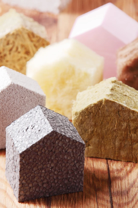 Échantillons de matériaux de construction disposés sur surface en bois