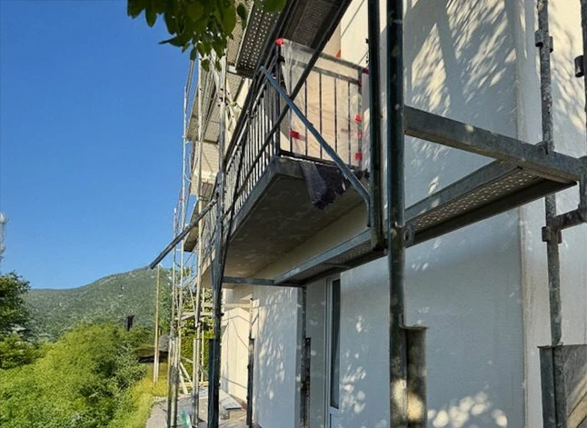 Façade extérieure d'une maison moderne récemment rénovée avec murs blancs immaculés