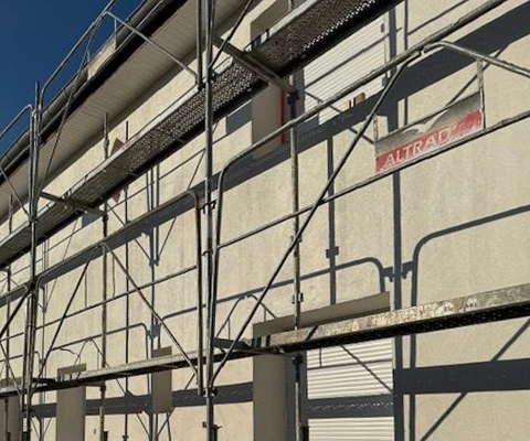 Façade de maison résidentielle moderne avec enduit bicolore beige et gris