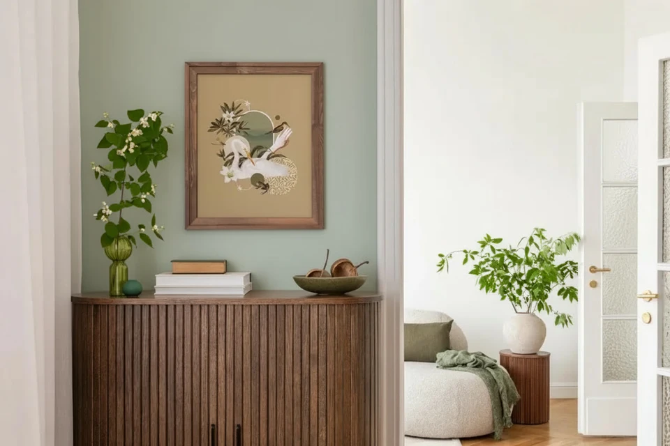 Homme assis sur un lit dans une chambre sombre observant une silhouette extraterrestre dans un faisceau lumineux provenant d'une fenêtre
